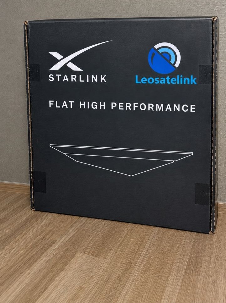 Perangkat Starlink Flat High Performance Leosatelink di Kemasan Kardus